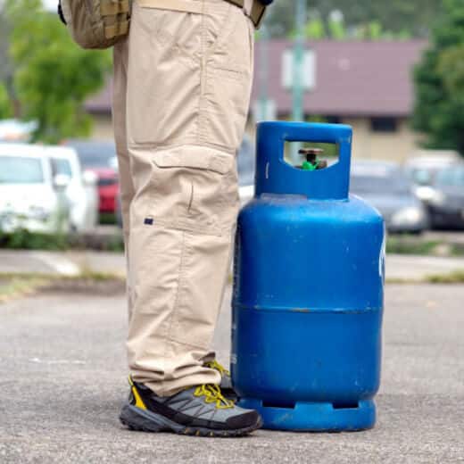 foto de homem carregando um bujão representando o vazamento de gás ou então o gás vazando