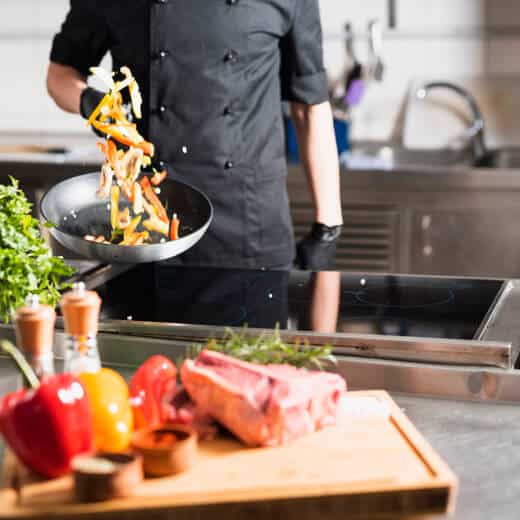 foto de homem cozinhando em fogão para restaurante