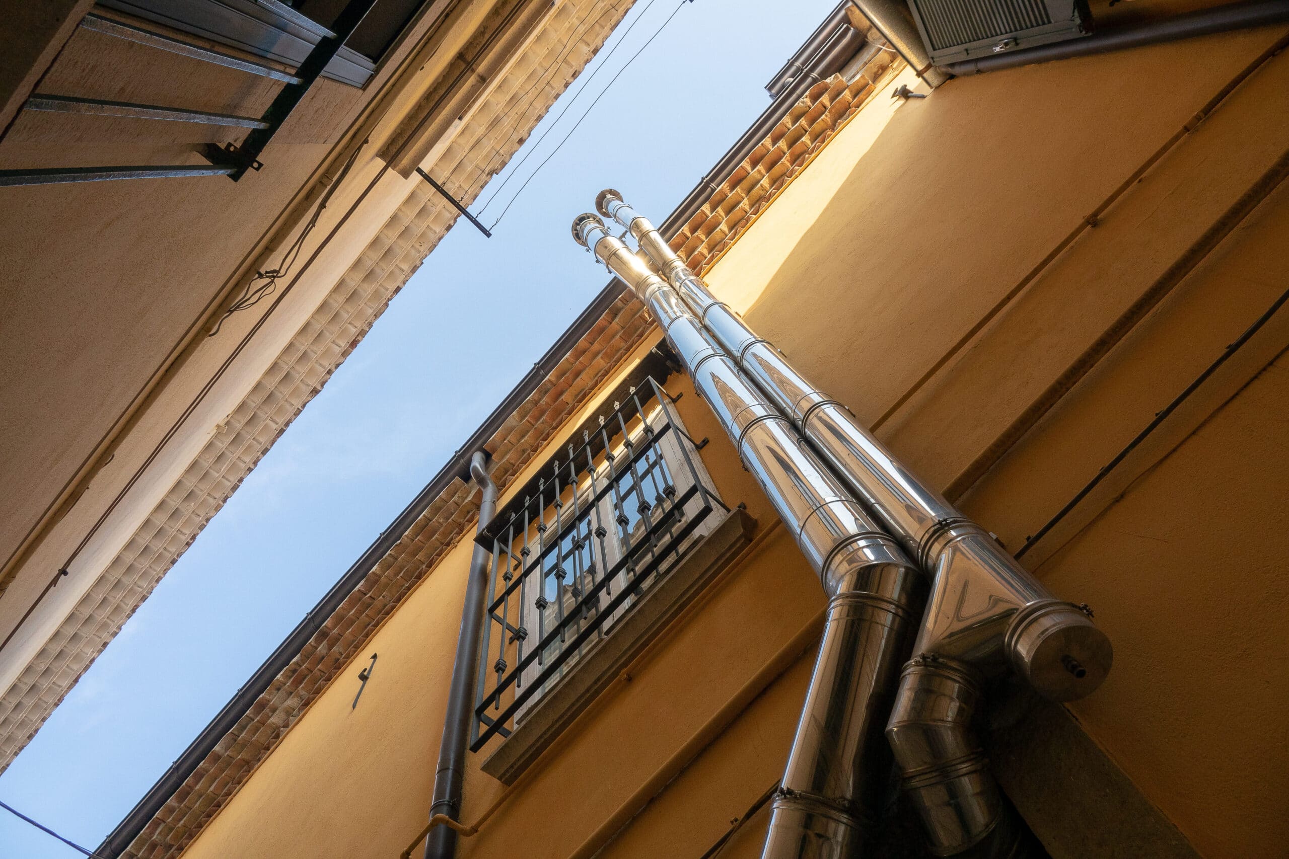 Técnico realizando a instalação de tubulação de gás em ambiente residencial, conforme normas do Programa BIP