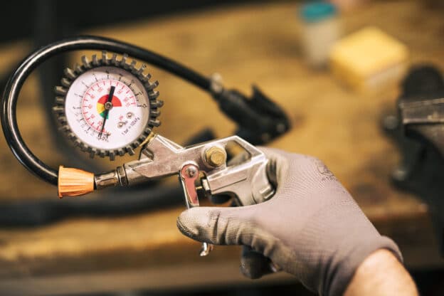 Regulador de pressão industrial metálico instalado em sistema de tubulação