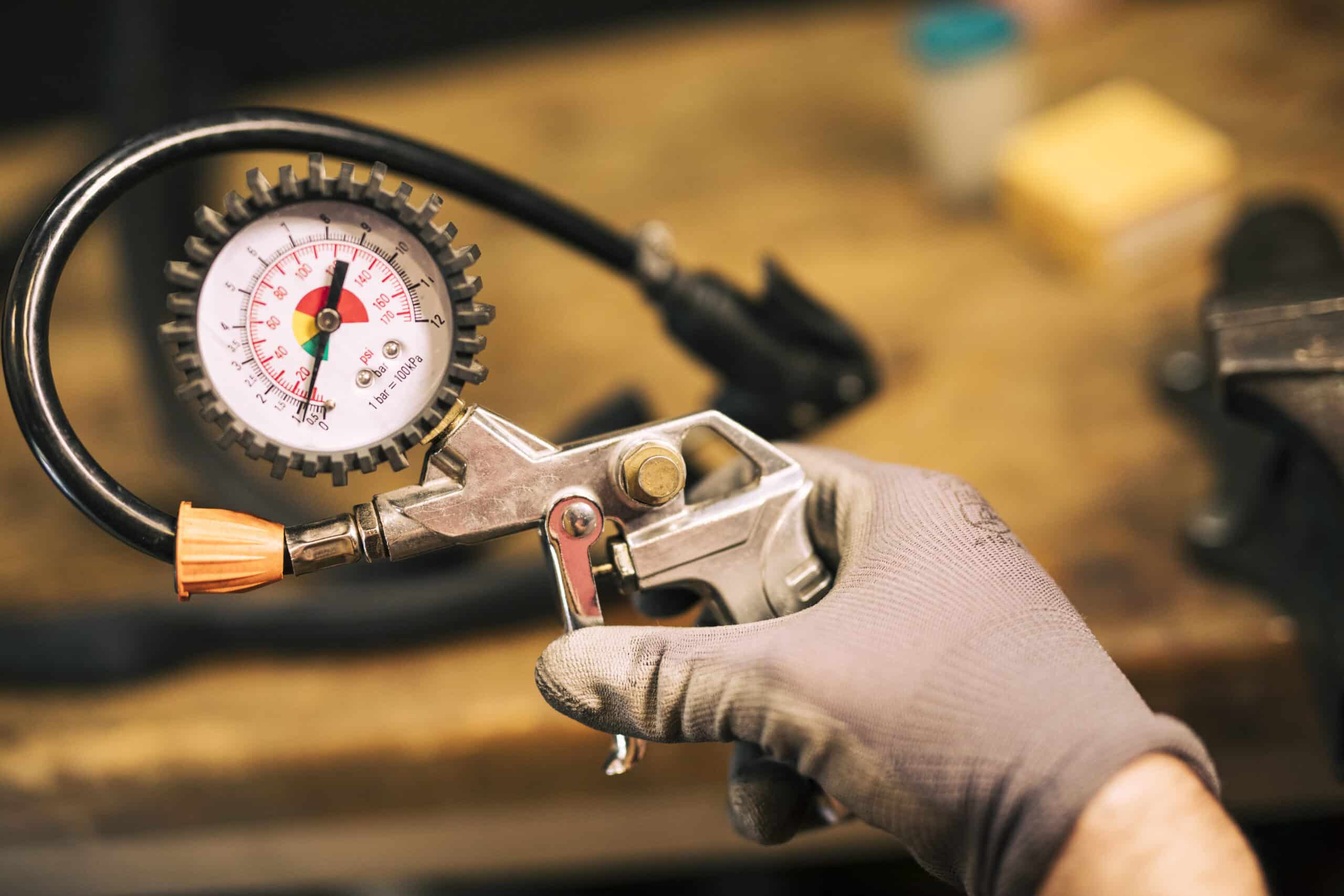 Regulador de pressão industrial metálico instalado em sistema de tubulação